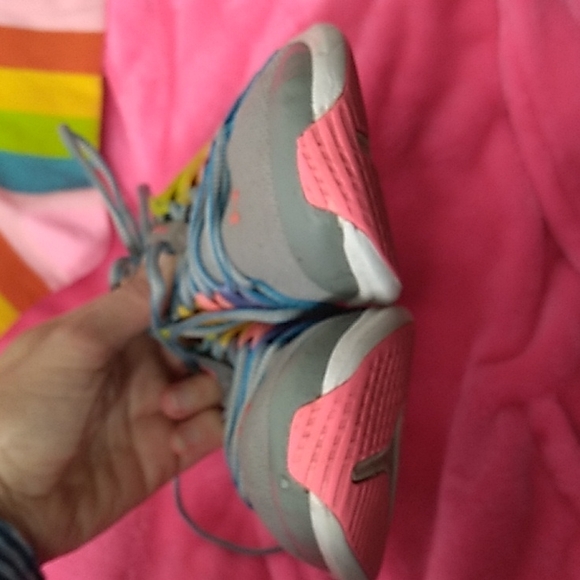 Youth Under Armour rainbow colors shoes size 2.5Y - Picture 2 of 9